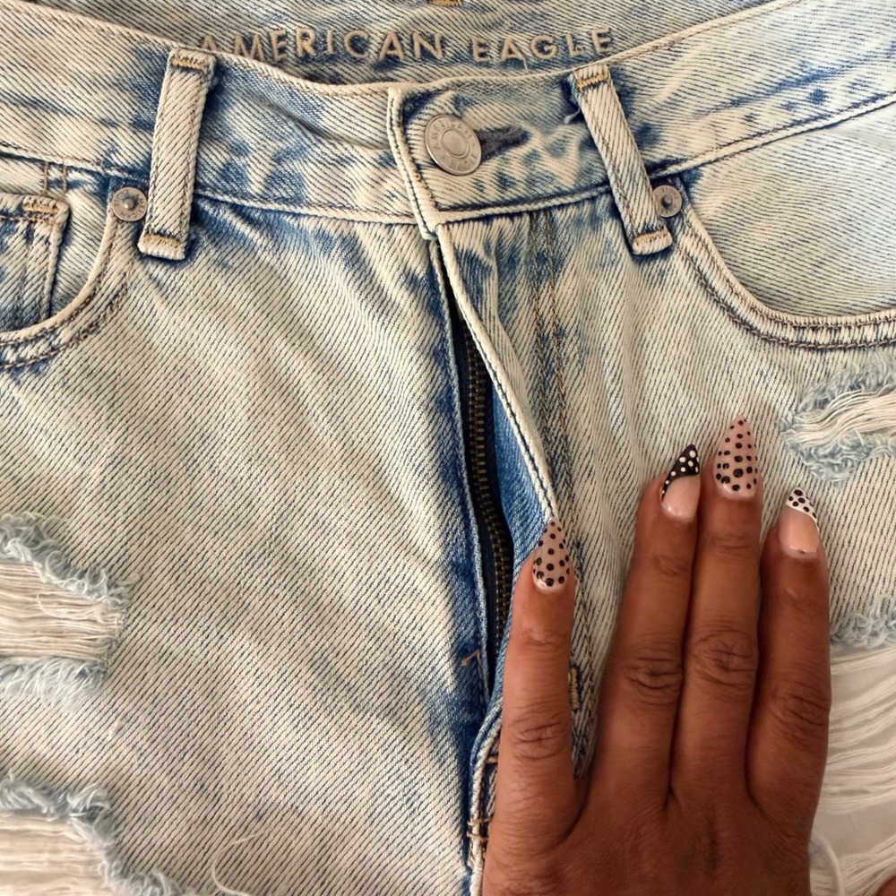 American Eagle Womens High Rise Distressed Denim Mom Short Size 2 Acid Wash Jort - Picture 8 of 12